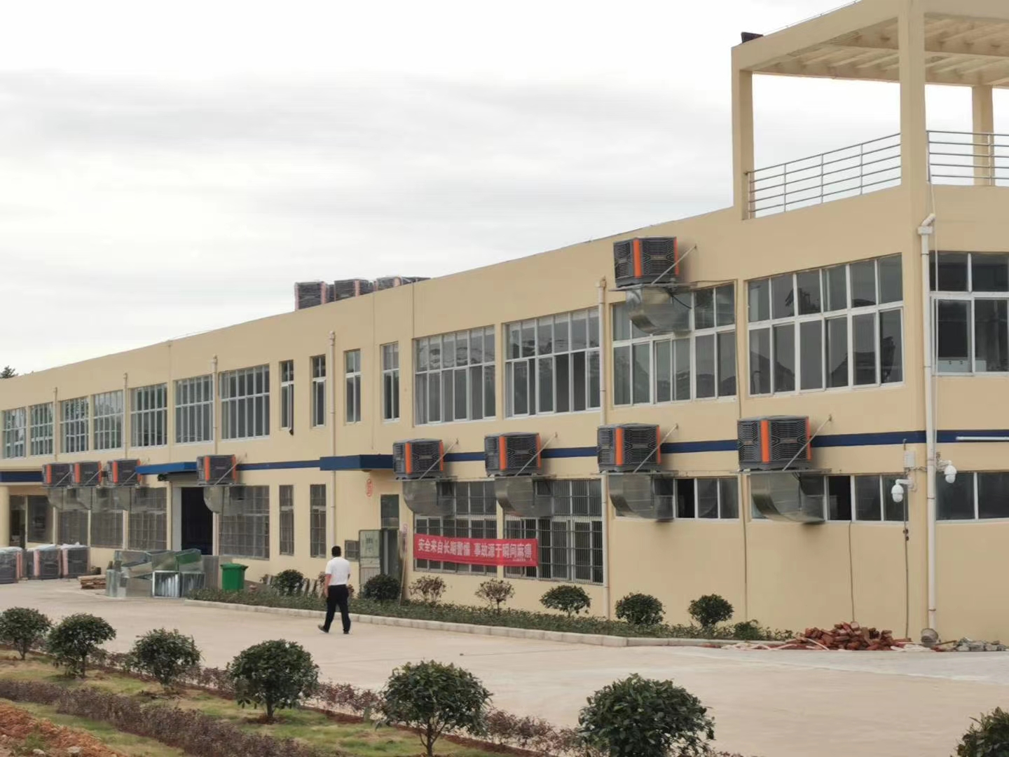 廠房降溫設(shè)備環(huán)保空調(diào)為廠房送去清涼，消除員工疲勞感